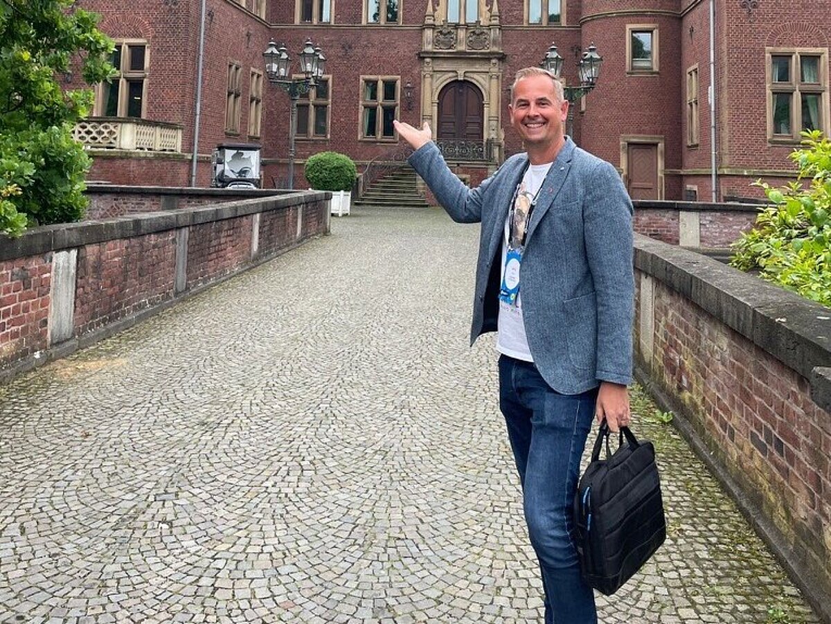 Jörg Sabo, Global Director Marketing & Innovation bei Greiner Packaging, vor dem Schloss Krickbeck, wo der Workshop der Ellen MacArthur Foundation stattfand. 