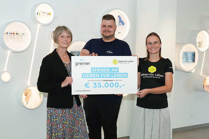 Donation check handed over to „Geben für Leben"